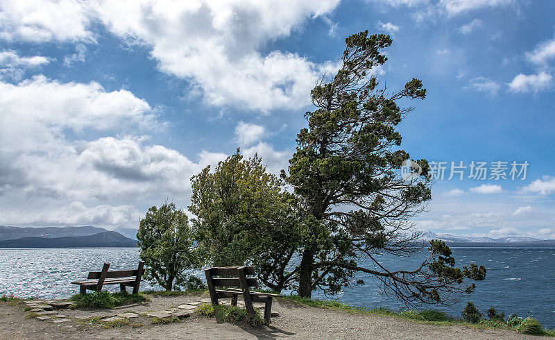 阿根廷Bariloche, Nahuel Huapi湖旁的木凳